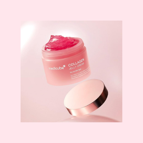 Medicube Collagen Jelly Cream är en hudvårdsprodukt som kommer i en rosa burk med ett silverfärgat lock. Krämen innehåller kollagen och andra återfuktande ingredienser som hjälper till att förbättra hudens elasticitet och lyster.